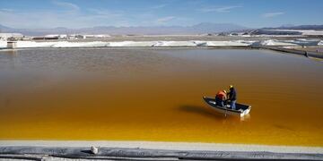 Trabajadores tomando muestras en la planta de litio del desierto de Atacama, Chile ((REUTERS/Ivan Alvarado)