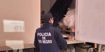 En Río Negro, un hombre escapó de un control y arrastró por varios metros a un policía