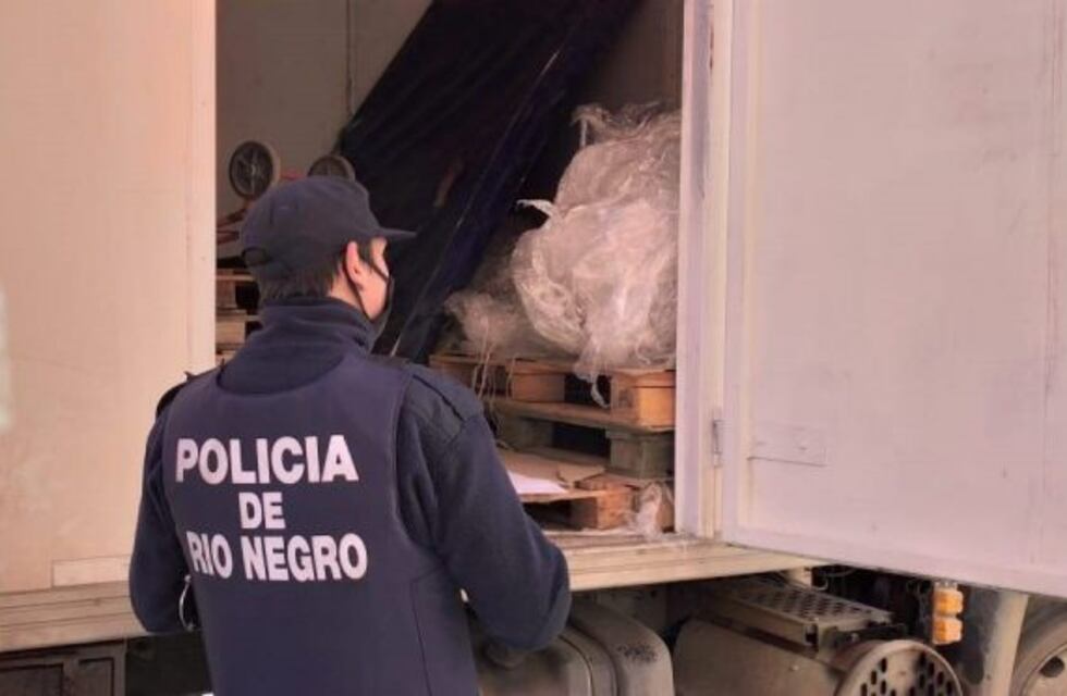 En Río Negro, un hombre escapó de un control y arrastró por varios metros a un policía