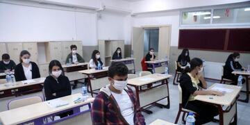 Ankara (Turkey), 20/06/2020\u002E- Turkish students of 8th grade wearing masks waits for their High School Transition System (LGS) examination at the Fevzi Ozbey secondary school in Ankara, Turkey, 20 June 2020\u002E (Turquía) EFE/EPA/STR   clases distanciamiento social nueva normalidad estudiantes secundaria  aula de secundaria
