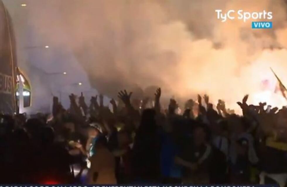 Copa Libertadores: la hinchada de Boca interceptó el micro del plantel e improvisó un banderazo