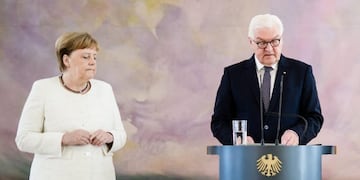 EPA7481\u002E BERLÍN (ALEMANIA), 27/06/2019\u002E- La canciller alemana, Angela Merkel, (iz), asiste junto al presidente alemán Frank-Walter Steinmaier a la ceremonia de traspaso de poderes de las ministras de Justicia en el Palacio Bellevue en Berlín (Alemania) este jueves\u002E Christine Lambrecht sustituye a Katarina Barley, que asumirá su nuevo puesto como europarlamentaria\u002E EFE/ Clemens Bilan