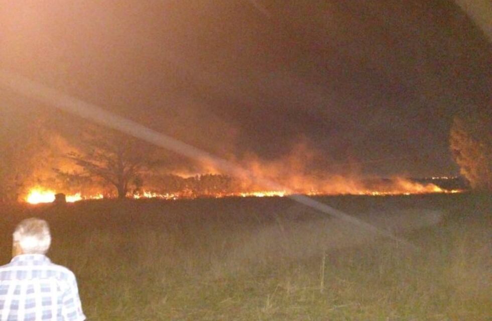 Importante incendio en el predio de la pileta del Club Rosario. Video
