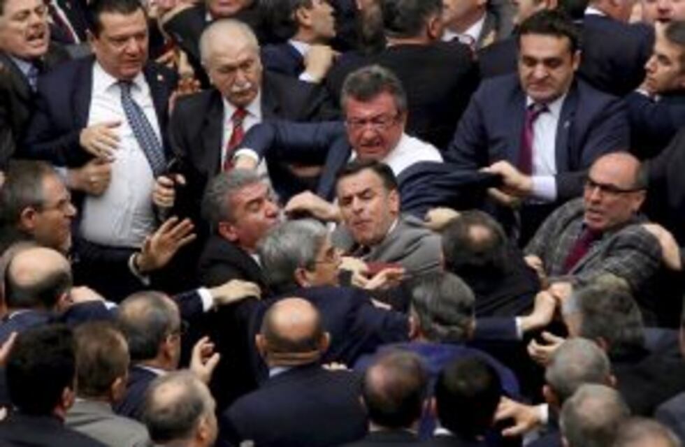 Batalla campal en el Parlamento turco por la reforma constitucional