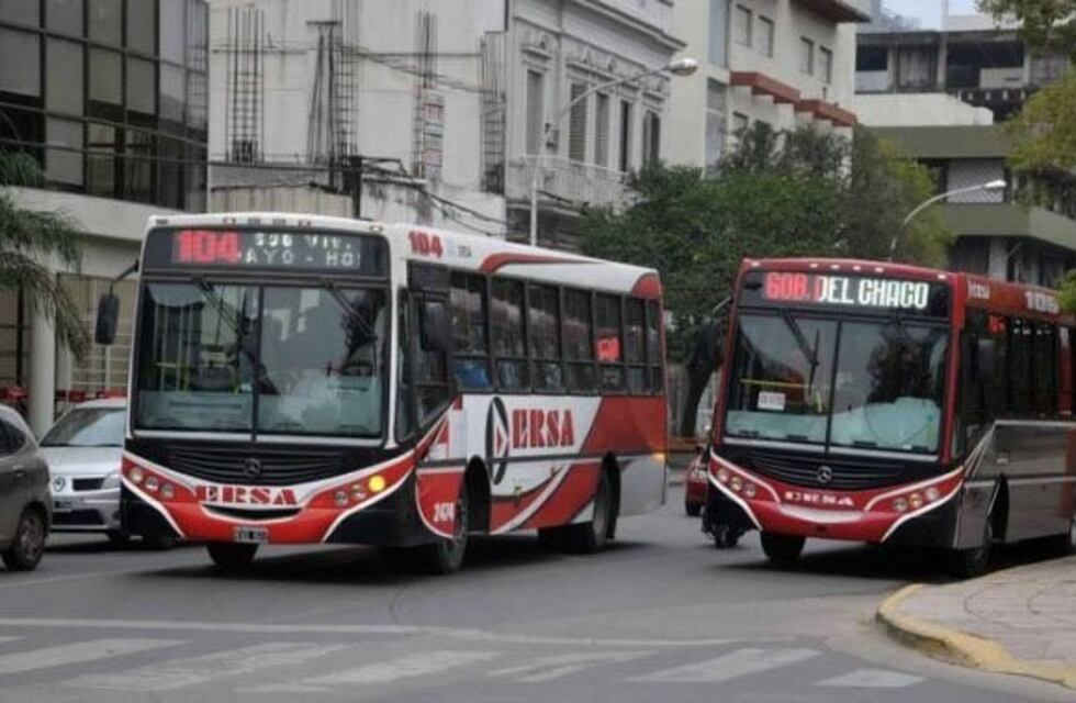 Restringen la frecuencia de colectivos por la falta de combustible