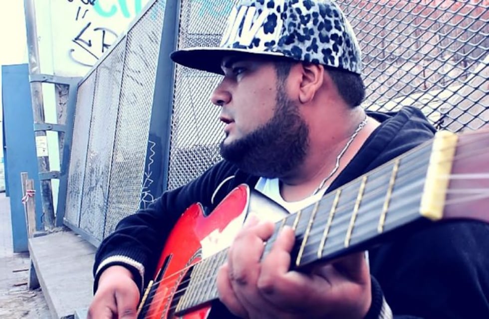 De cantar hace 15 años en el tren Sarmiento a ser furor en las redes: quién es "Elías Music"