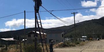 Un operario recibirá un millón de pesos por caer de un poste\u002E (Imneuquén)\u002E