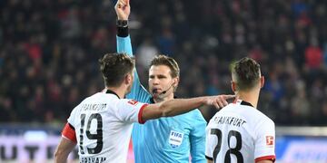 David Abraham expulsado luego del empujón al DT rival (Photo by Patrick Seeger / dpa / AFP)