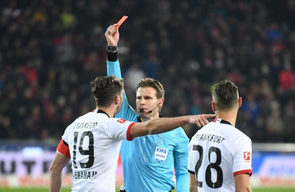 Bundesliga: David Abraham empujó al DT rival, desató corridas y terminó expulsado
