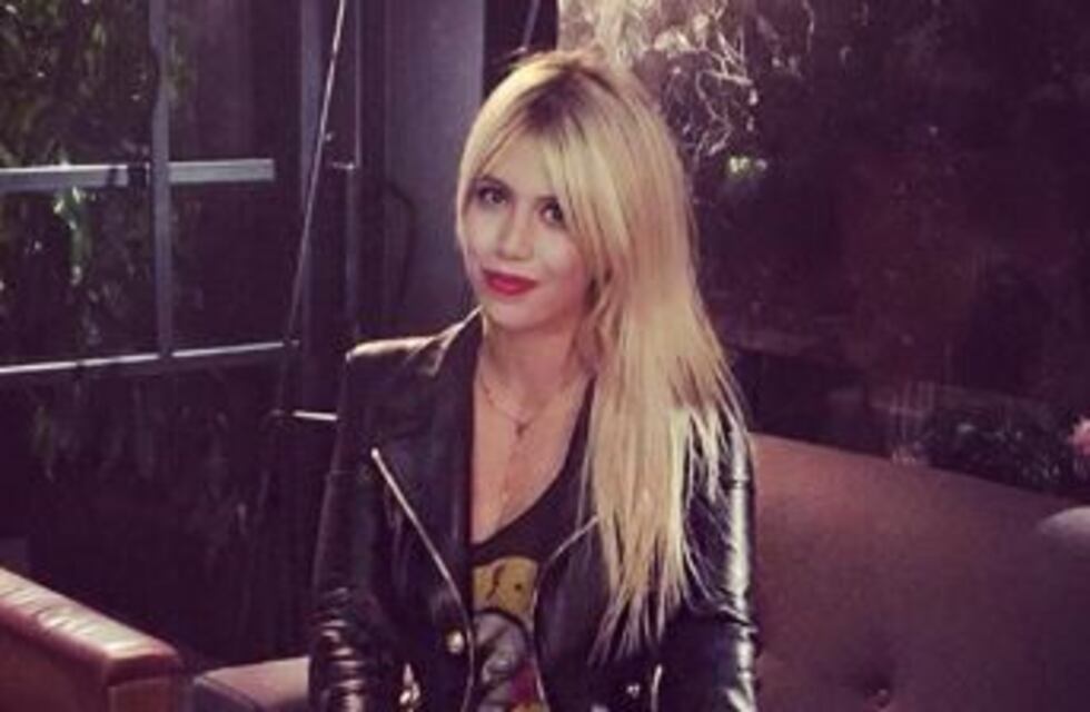 El jugado escote de Wanda Nara en una disco de Ibiza