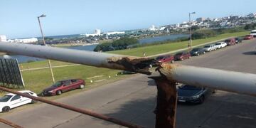 Preocupación de los vecinos de Punta Mogotes por el estado de un puente (Foto: Ahora Mar del Plata)