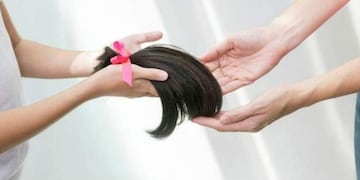 Las mujeres de Comodoro hacen las pelucas con cabello donado para sacar una sonrisa a los pacientes con cáncer.