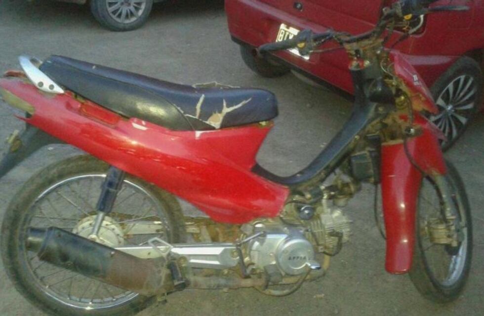 Allanaron una vivienda en busca de armas y se encontraron con una moto robada