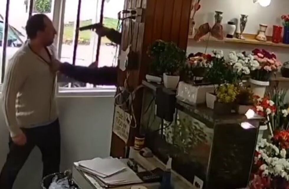 Un empleado de una florería de Hurlingham evitó un asalto a su local con una tijera