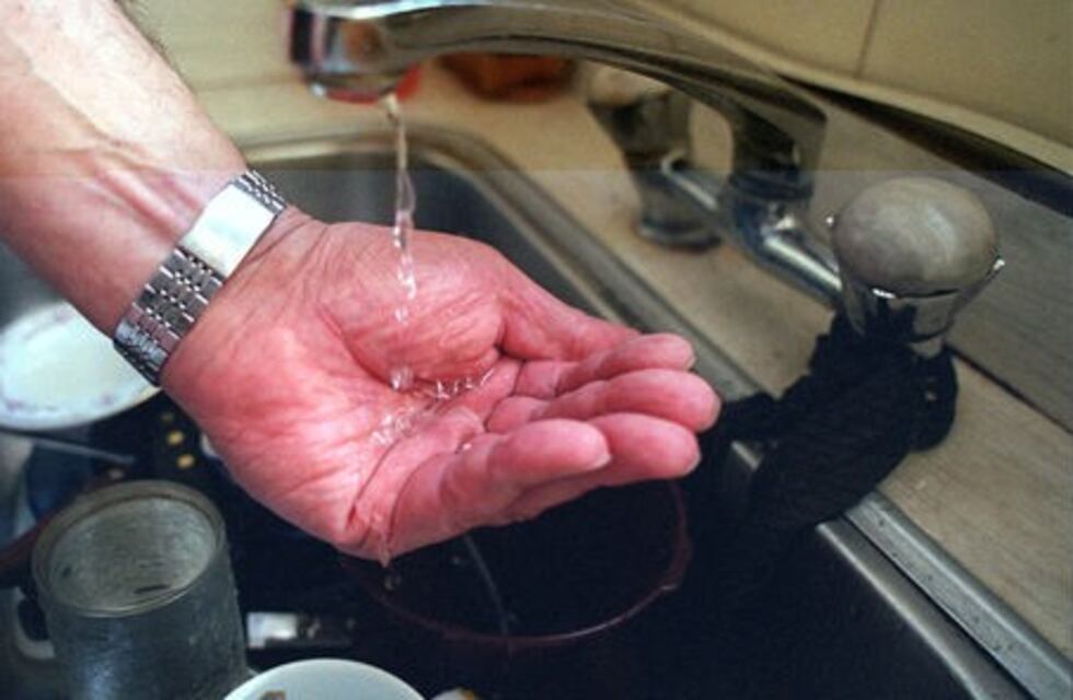 AySA quiere subir la tarifa de agua 17% en enero y 27% en mayo de 2019