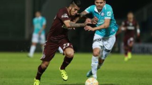 Argentina's Lanus' forward Oscar Junior Benitez (L) vies for the ball with Argentina's Belgrano's defender Federico Alvarez (R) during the Copa Sudamericana 2015 football match, at Mario Alberto Kempes stadium, in Cordoba, Argentina, on August 27, 2015. A