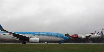 An Aerolineas Argentinas airplane taxies on the runway at Jorge Newbery Airport in Buenos Aires on June 16, 2019 during a power cut\u002E - A massive outage blacked out Argentina and Uruguay Sunday, leaving both South American countries without electricity, power companies said\u002E (Photo by ALEJANDRO PAGNI / AFP)