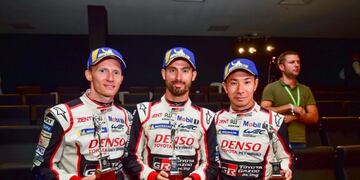 De izq\u002E a der\u002E, Mike Conway, Pechito López y Kamui Kobayashi, ganadores con Toyota de las 4 Hs\u002E de Silverstone, primera fecha del Mundial de Resistencia (WEC) 2019-2020\u002E