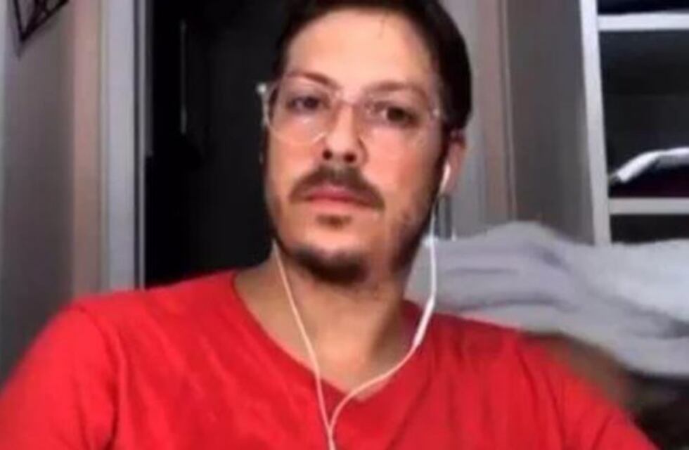 Apareció recién salida de la ducha en una transmisión en vivo de su marido: "¡Quiero el divorcio!"