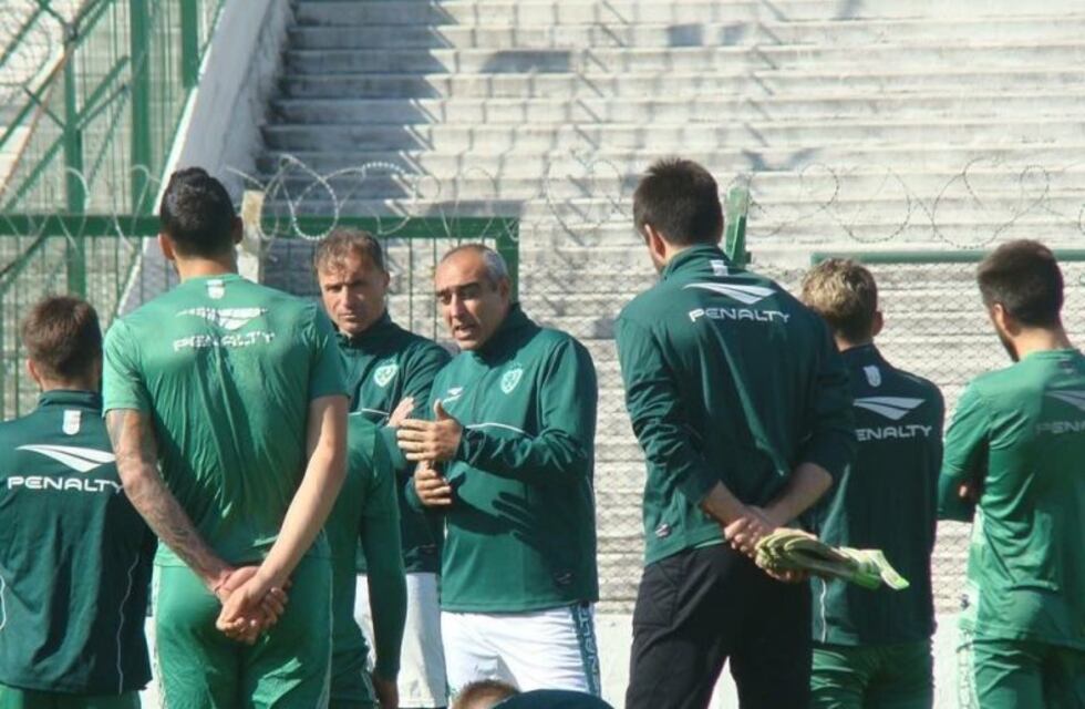 No pudieron jugar el partido pero se volvieron con vino y aceite de oliva