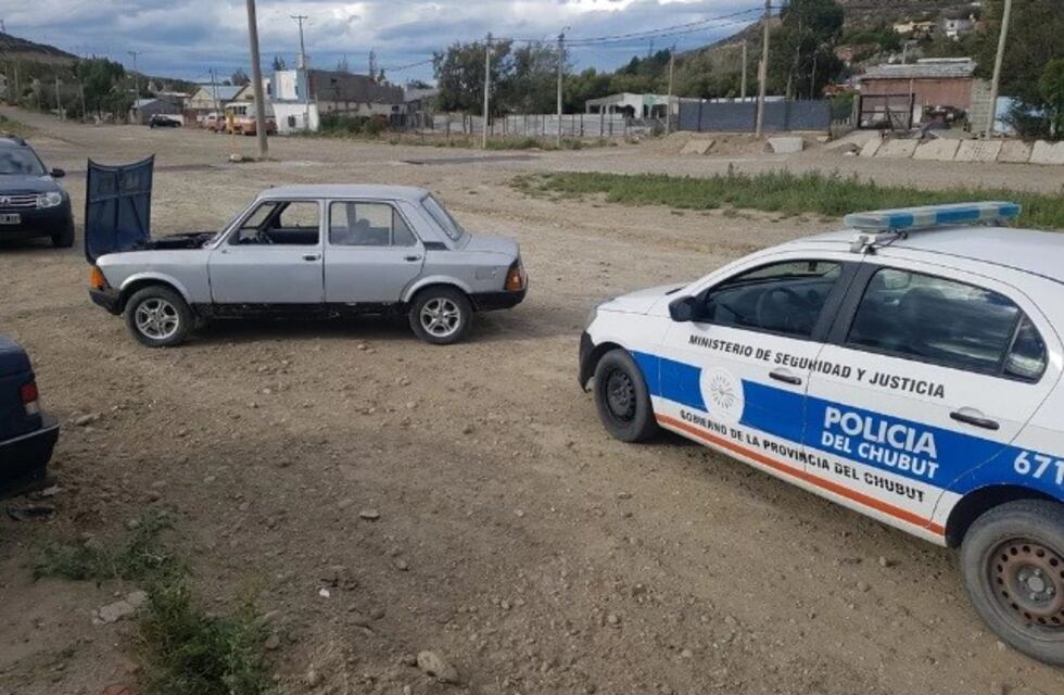 Secuestraron dos automóviles en un taller mecánico de Comodoro