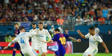 MIAMI GARDENS, FL - JULY 29: Lionel Messi #10 of Barcelona controls the ball against in the first half against Real Madrid during their International Champions Cup 2017 match at Hard Rock Stadium on July 29, 2017 in Miami Gardens, Florida\u002E Chris Trotman/Getty Images/AFP\n== FOR NEWSPAPERS, INTERNET, TELCOS & TELEVISION USE ONLY ==