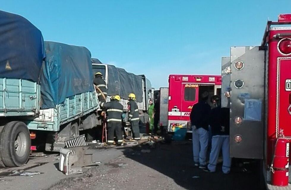 Un camionero falleció y su pareja quedó atrapada sobre la autopista Rosario-Buenos Aires