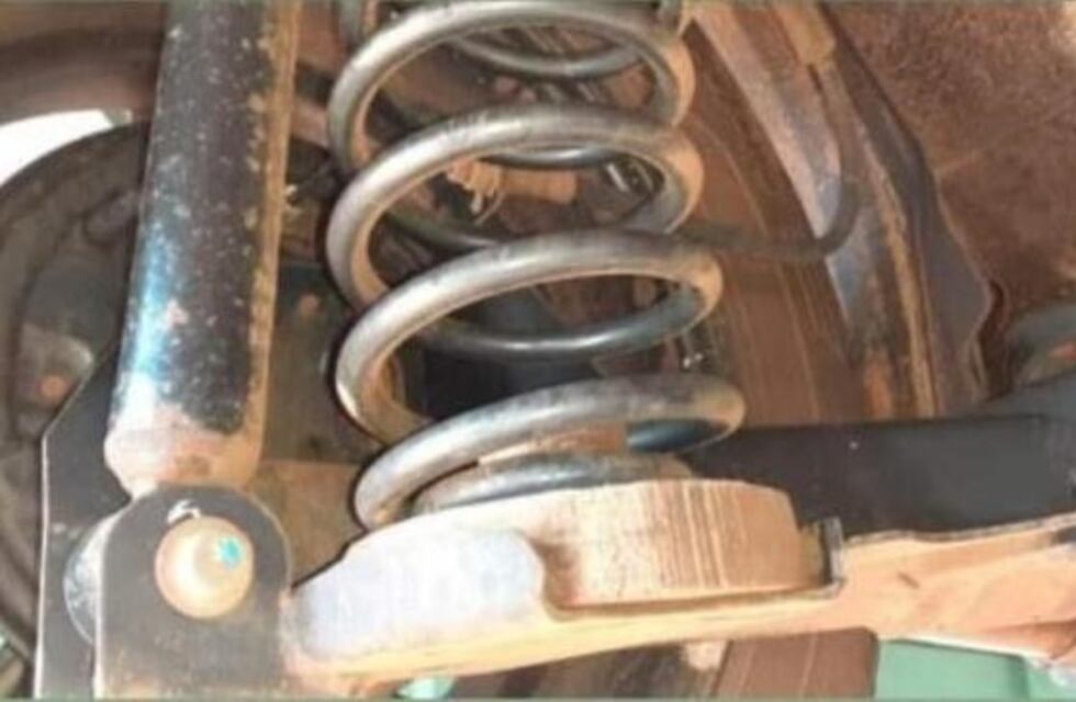 Quiso pasar la verificación técnica con un tope de madera en un amortiguador