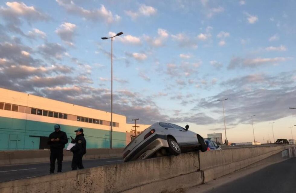 Conductor terminó con su vehículo colgando de un puente en Córdoba