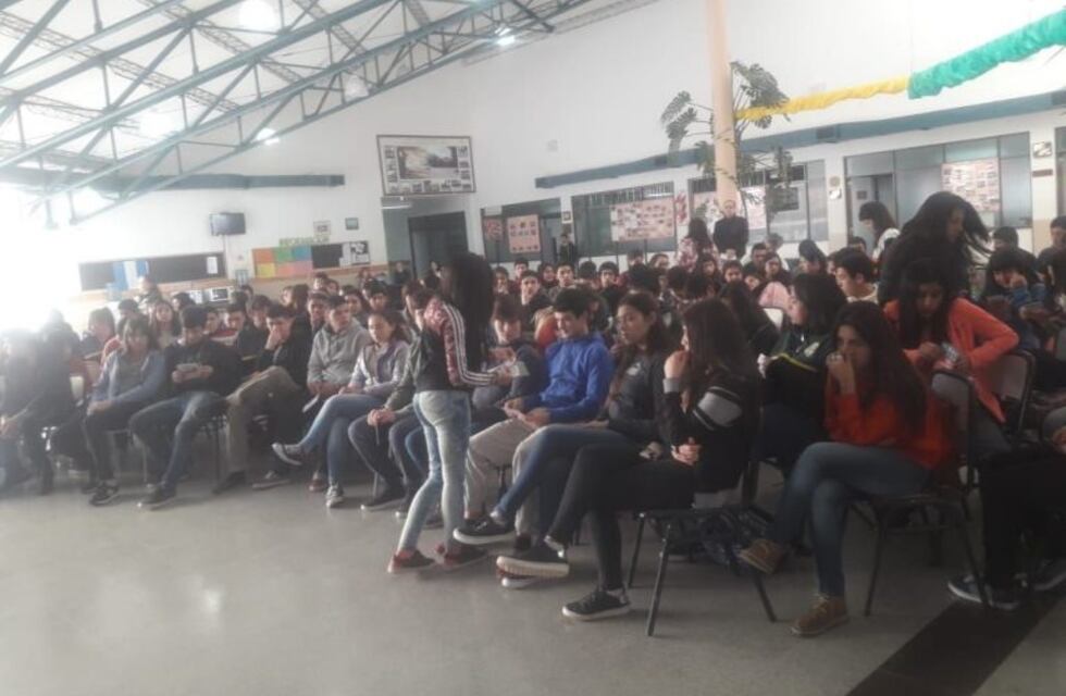 Gobernador Gregores: charla sobre salud sexual en Escuela Agropecuaria