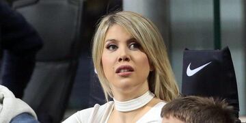 La espectacular caída de Wanda Nara mientras bailaba en la TV italiana\u002E (EFE)