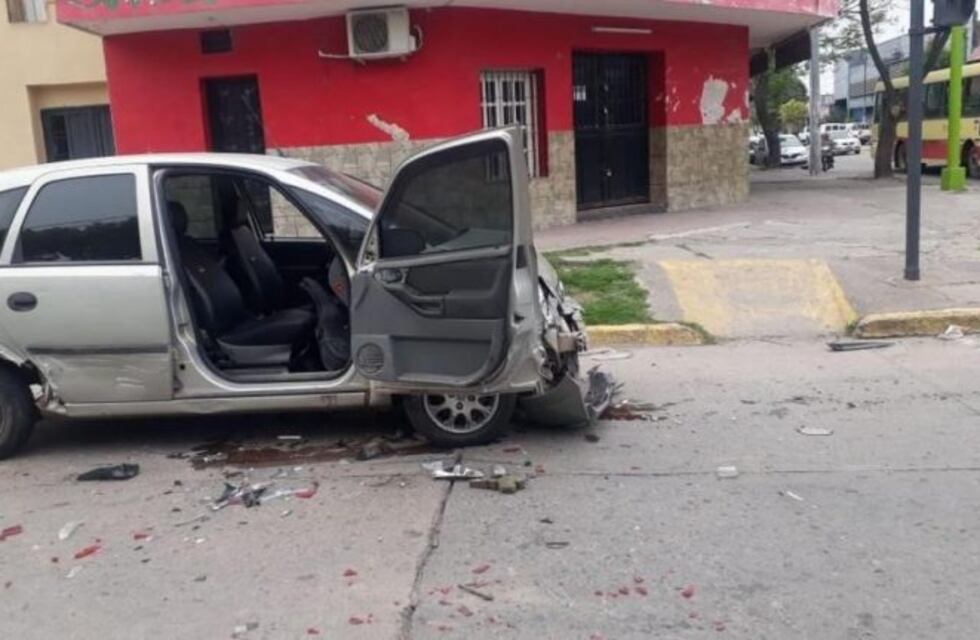 Chocó más de 14 veces el auto de su expareja porque lo dejó y quedó detenido