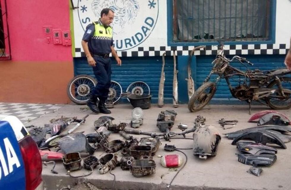 Secuestraron motopartes de un desarmadero en Villa Muñecas