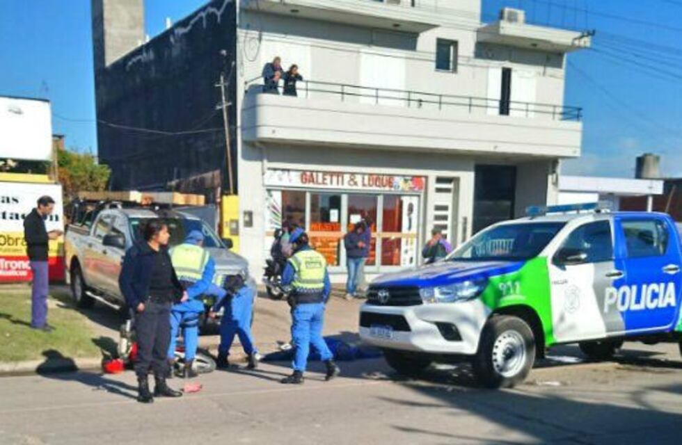 Huyó de la policía y terminó colisionando con su moto contra una camioneta estacionada