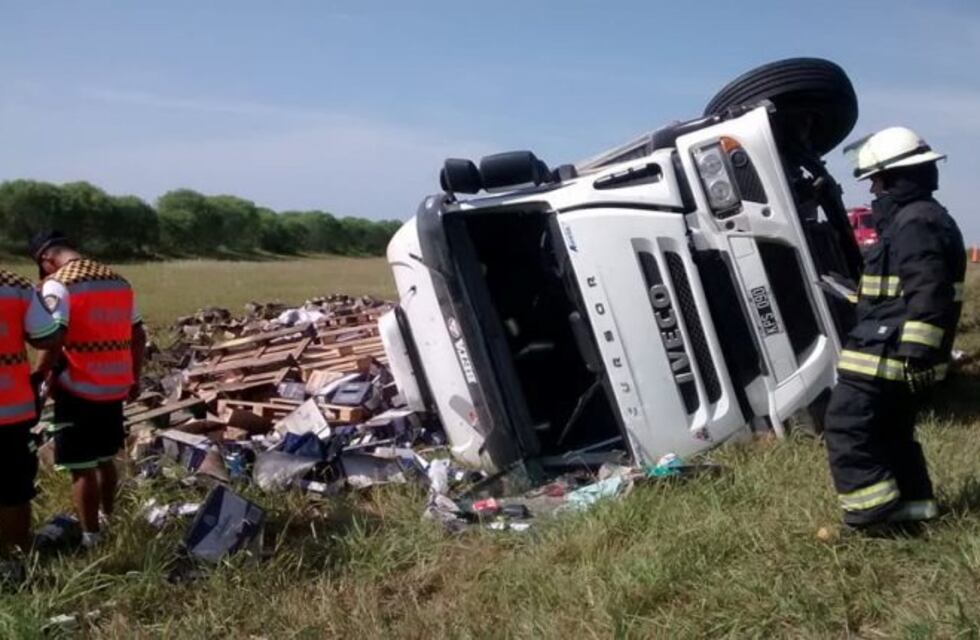 Otro camión que vuelca y es saqueado en Córdoba