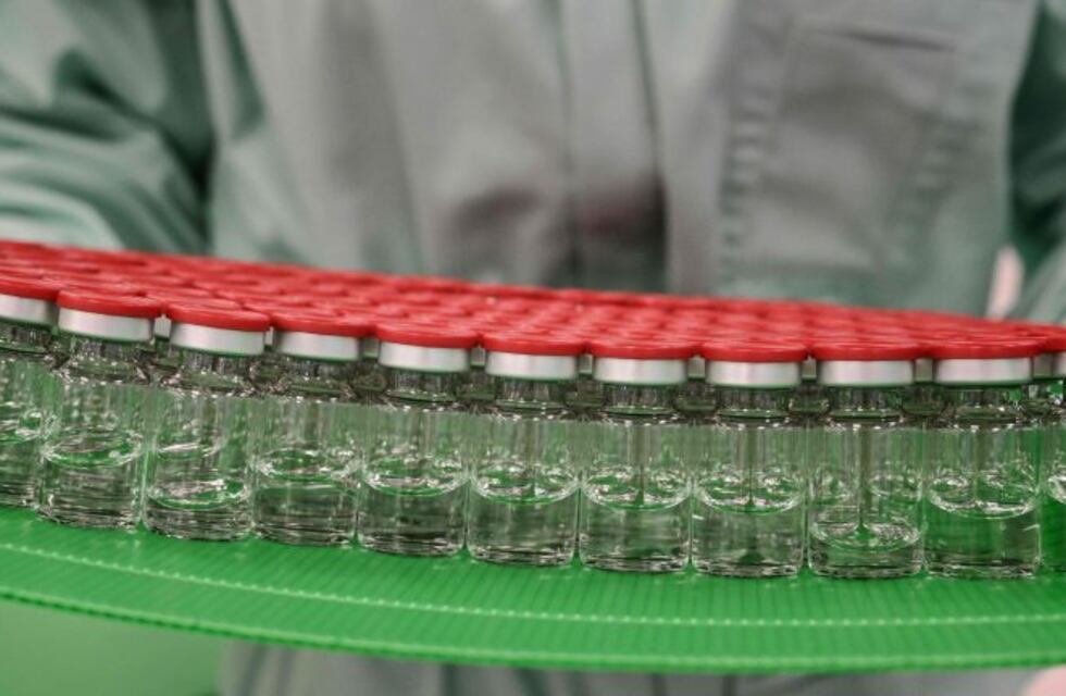 Video: Reino Unido ya produce de forma masiva la vacuna de Oxford contra el Covid-19