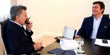 Momento en que Mauricio Macri degusta uno de los alfajores que le regaló el intendente de Luján de Cuyo, Omar De Marchi\u002E