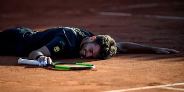 Argentina's Juan Ignacio Londero celebrates after winning against France's Corentin Moutet at the end of their men's singles third round match on day six of The Roland Garros 2019 French Open tennis tournament in Paris on May 31, 2019\u002E (Photo by Anne-Christine POUJOULAT / AFP)