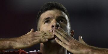 Argentina's Independiente forward Emmanuel Gigliotti celebrates after scoring the team's second goal against Venezuela's Deportivo Lara during the Copa Libertadores group G football match at Libertadores de America stadium in Avellaneda, Buenos Aires on May 24, 2018\u002E / AFP PHOTO / JUAN MABROMATA avellaneda futbol copa libertadores 2018 futbolistas partido independiente vs deportivo lara