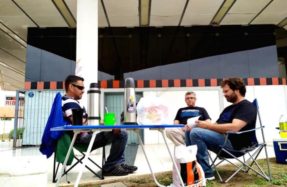 Acampar el fin de semana en Arroyito para evitar que vacíen la sucursal