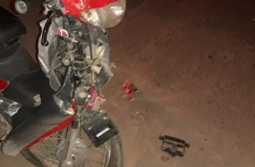 Un joven de 18 años está en grave estado tras un choque entre una camioneta y una moto
