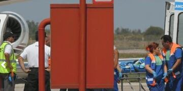 Momento en que los tres jóvenes accidentados en Bolivia, son trasladados en ambulancia luego de arribar en avión desde Salta\u002E