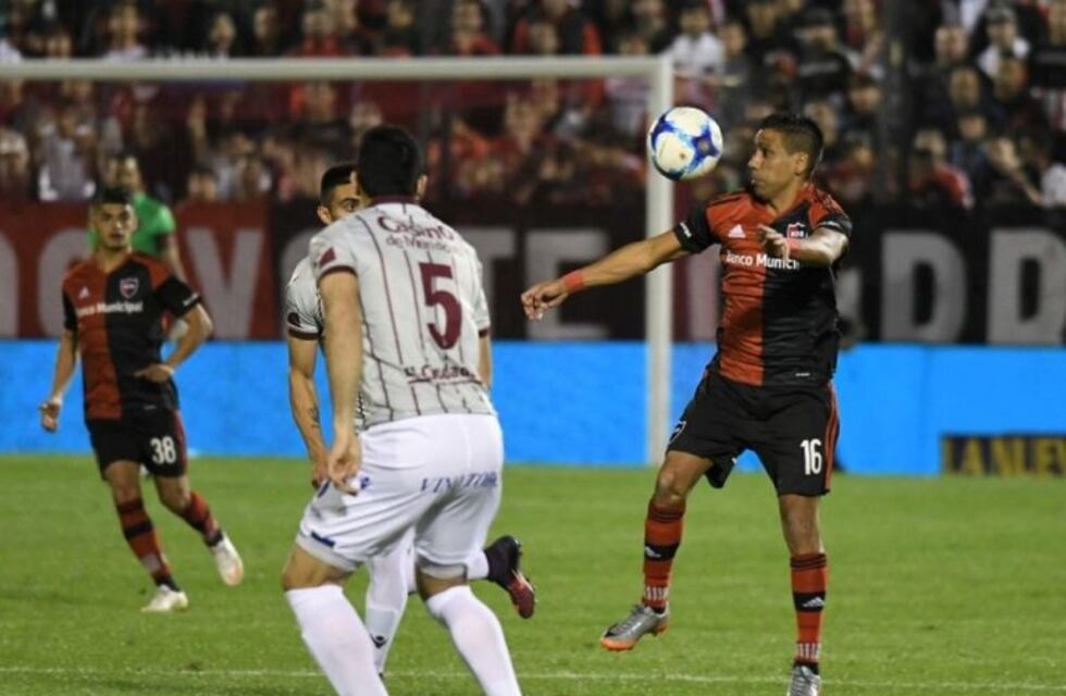 Newell's no pudo superar a Godoy Cruz y empató con un hombre menos