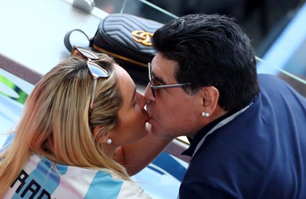 Así vivió Maradona la derrota ante Francia: mención especial, besos con Rocío Oliva y tristeza