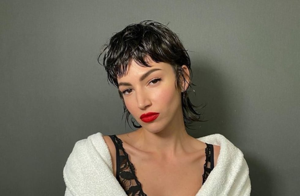 Úrsula Corberó sorprendió en la semana de la moda de París con un top de dos colores al estilo “aesthetic”