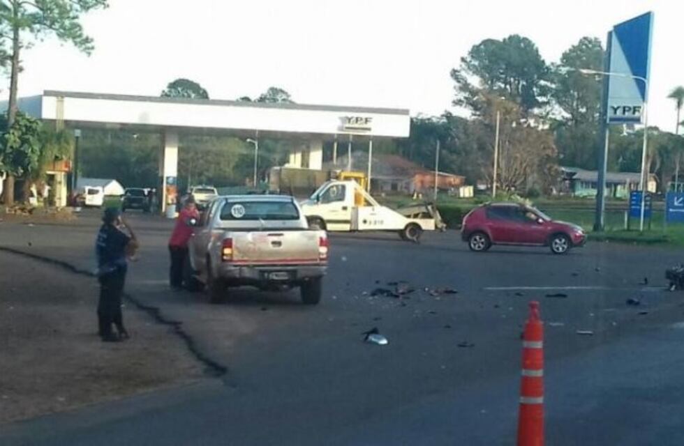 Motociclista grave tras impactar contra una camioneta en el cruce de Santa Ana