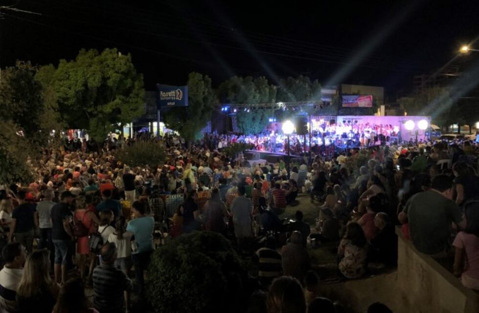 Se encendió el arbolito navideño con el "Concierto de Navidad" de la Banda Municipal
