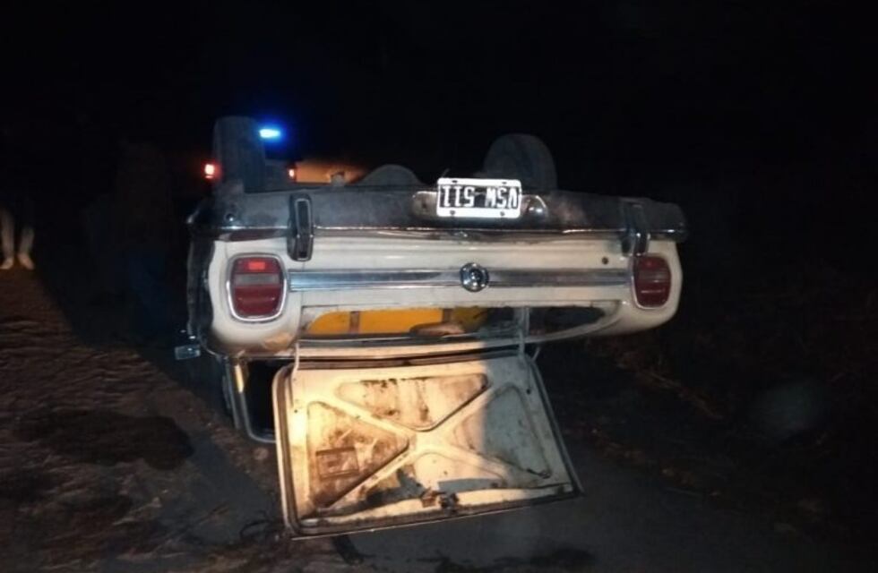 Viajaban con siete niños en un Falcon; volcaron pero no sufrieron lesiones graves