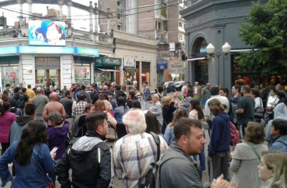 Hubo cacerolazo en la Plaza Mitre en repudio a la reforma previsional