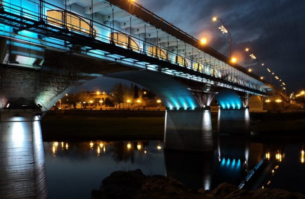 Carlos Paz: una joven fue rescatada tras quedar atrapada en el puente Uruguay